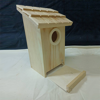 Single slide proof wood bird house